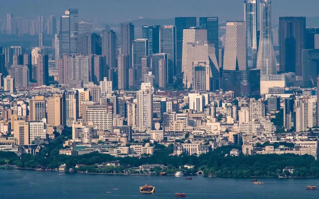 中国四大一线城市的住宅限购政策有所调整，目前仅北京、上海和深圳三地仍实施限购措施