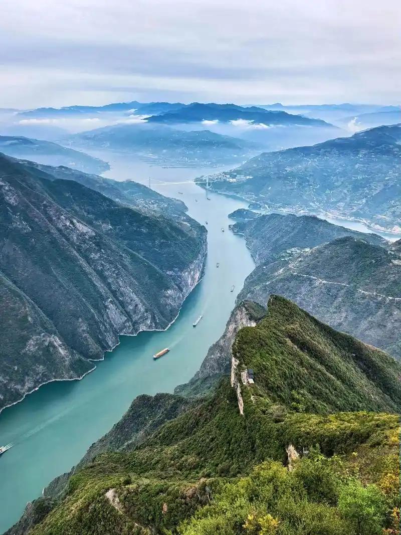 一位曾参加三峡大坝修建的工程师说道，大部分人都不知道，曾在大坝修建之前，我国清华