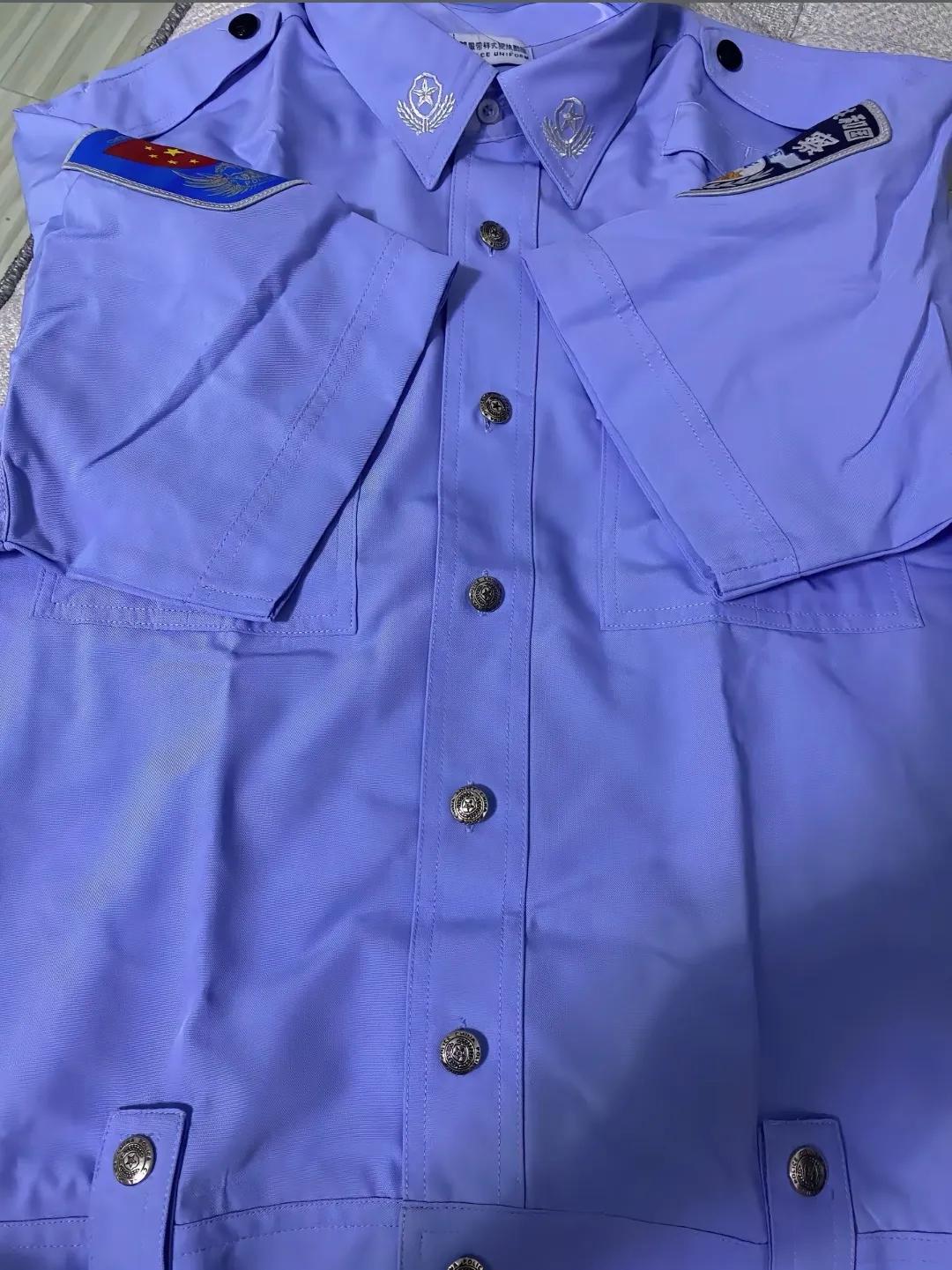 当年重庆交巡警的夏执勤服，在右臂增加了一个臂章，也是盾型，看起来还不错，很有地域
