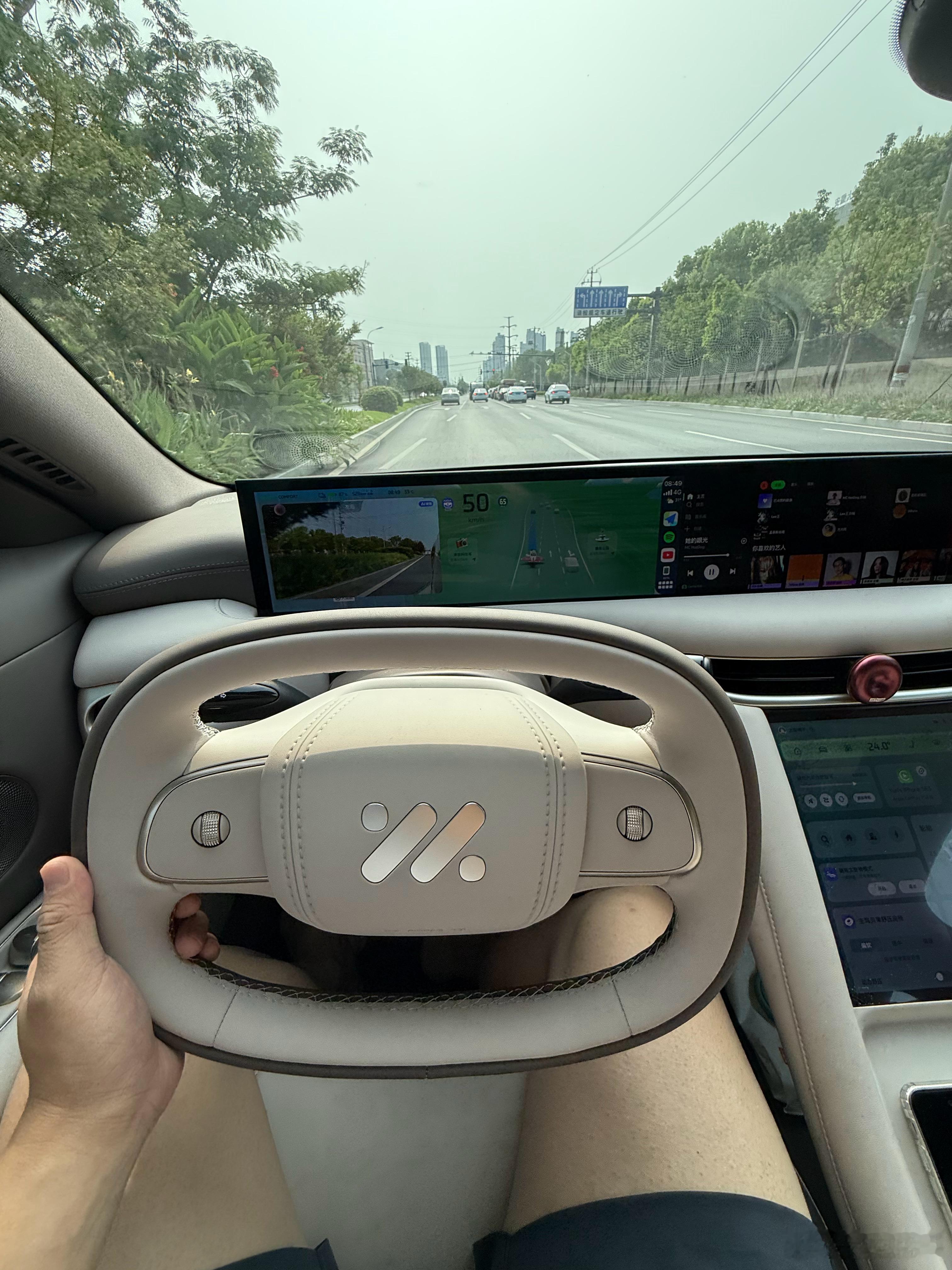 目前三个让我可以安心使用的智驾华为ADS，特斯拉FSD以及智己的满血版Momen