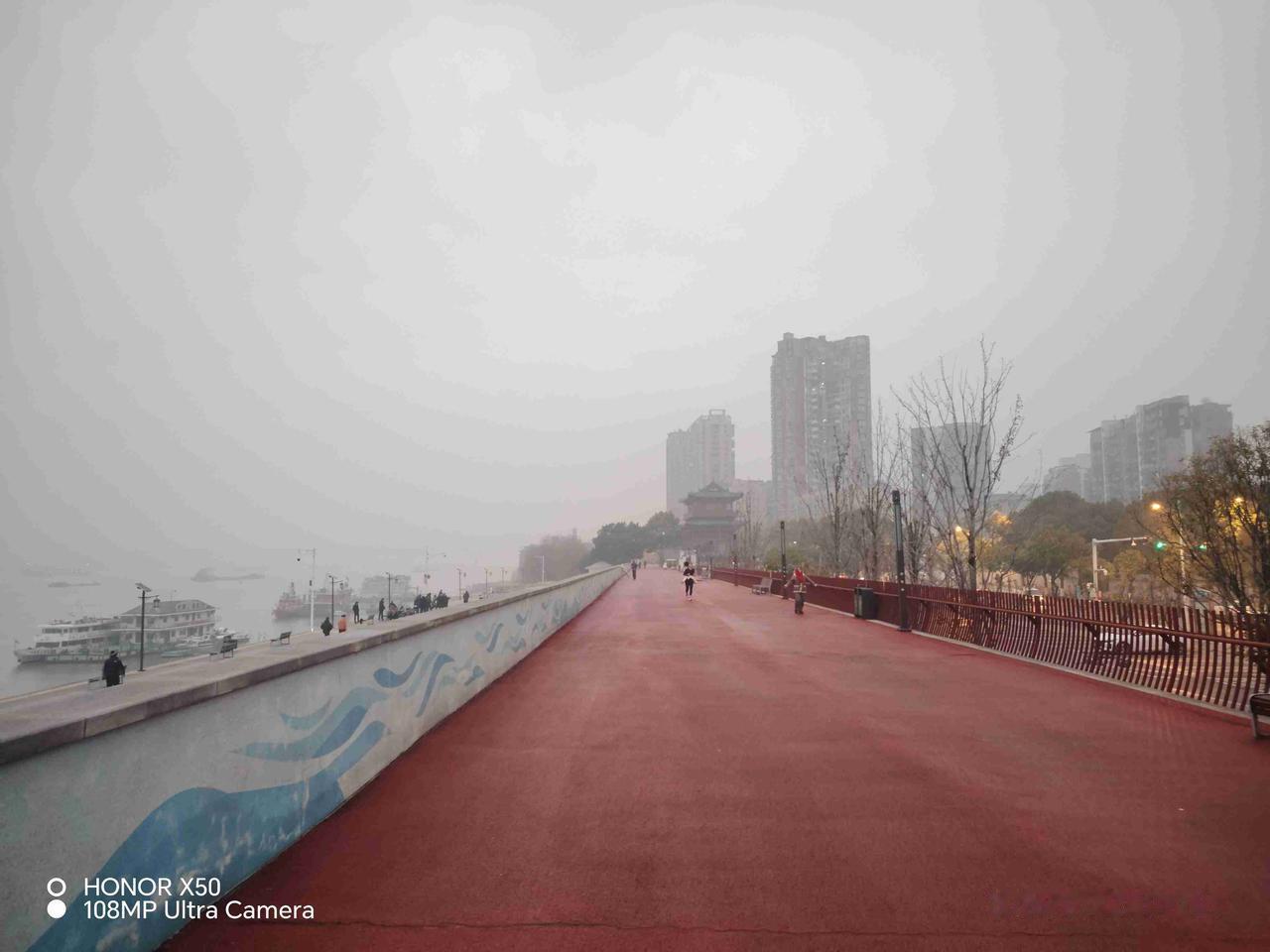 我的今日状态：😁轻松愉快
我这里的天气：🌤️多云1月27日长江岸边晨练打卡