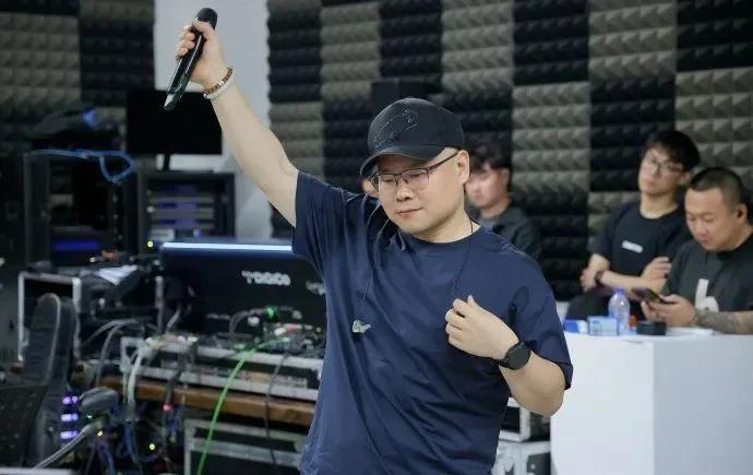这事做的有点太高调了。
岳云鹏跨界开演唱会，在一片质疑声中，他也表示这是自己儿时