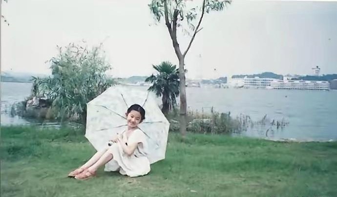 刘亦菲小时候就镜头感这么强，天生当明星的料。 ​​​