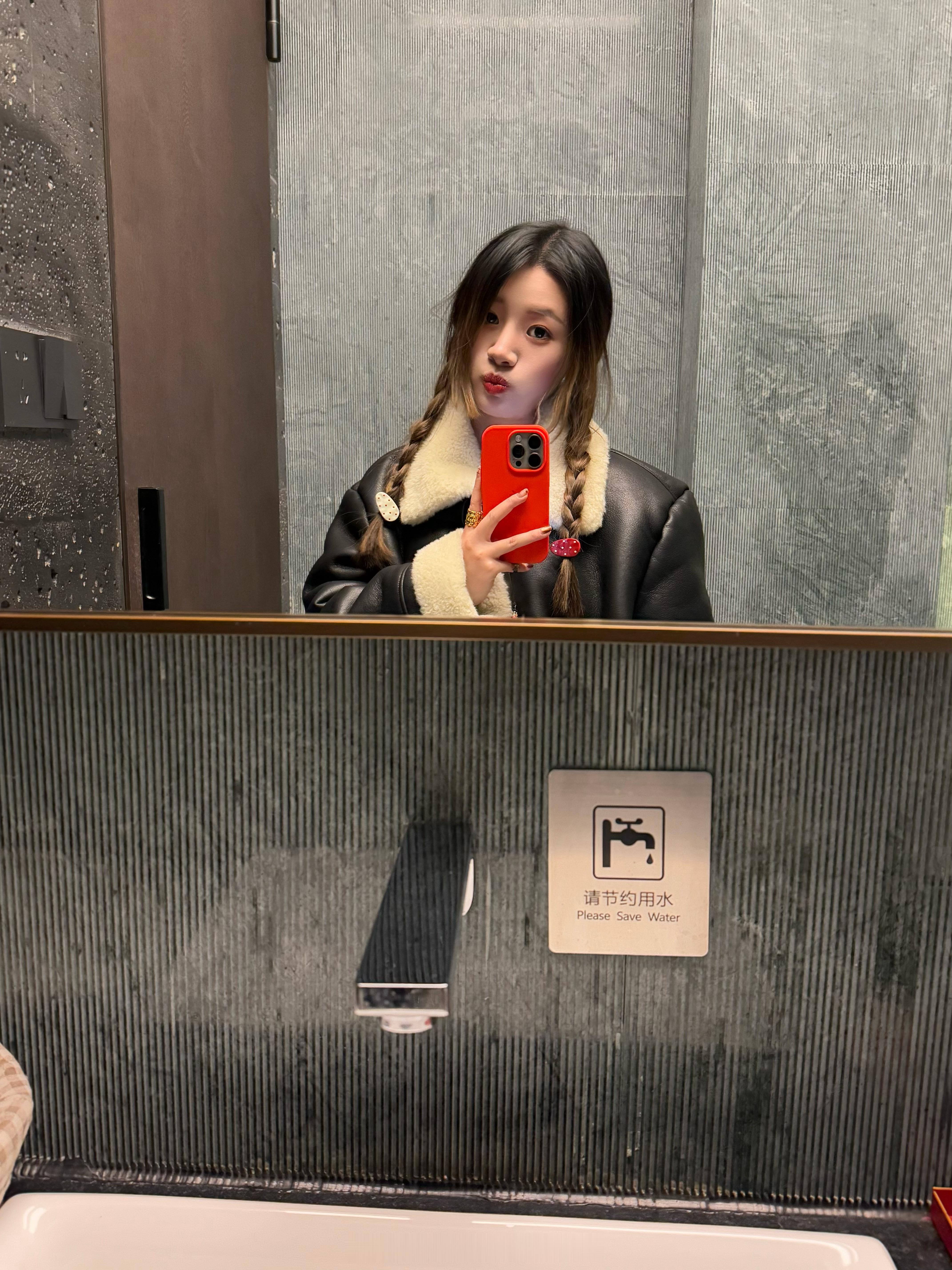 多去看到自己拥有的 学会珍惜 就会幸福  