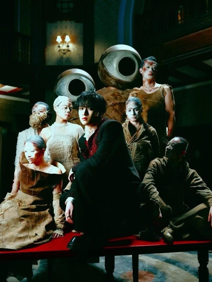 严浩翔阴湿感男模严浩翔红领黑西装顺毛造型 严浩翔阴湿感男模，严浩翔红领黑西装顺毛