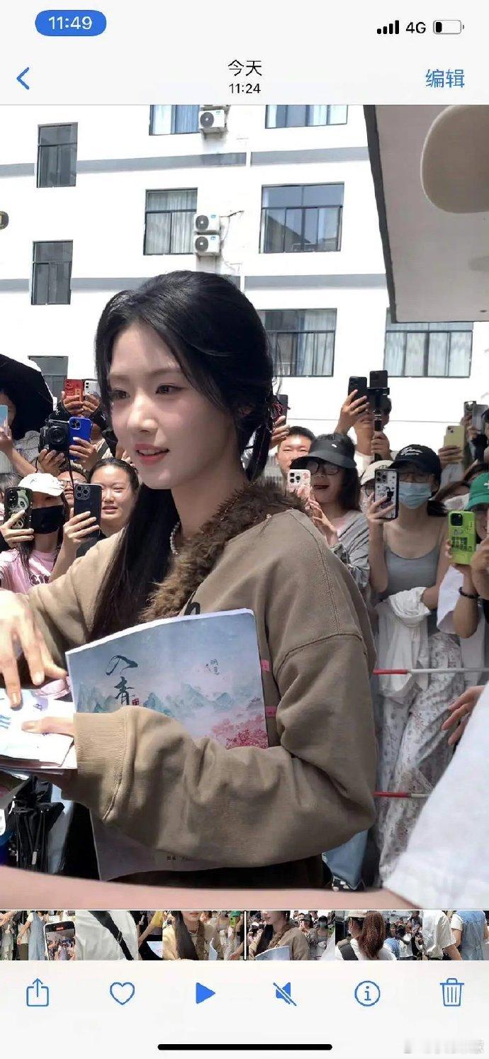 卢昱晓堪称淡颜女生中的极致典范。 