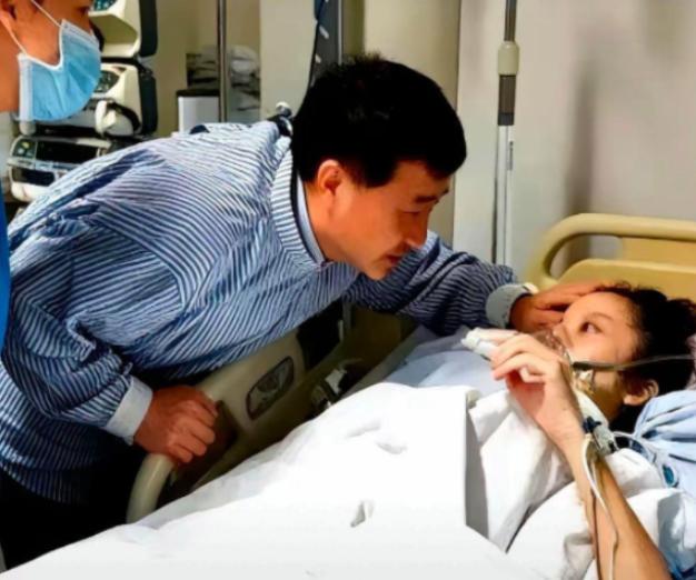 29岁那年，姚贝娜亲手关上了那扇生门，主刀医生曹迎明回忆，当初她的乳腺癌发现极早