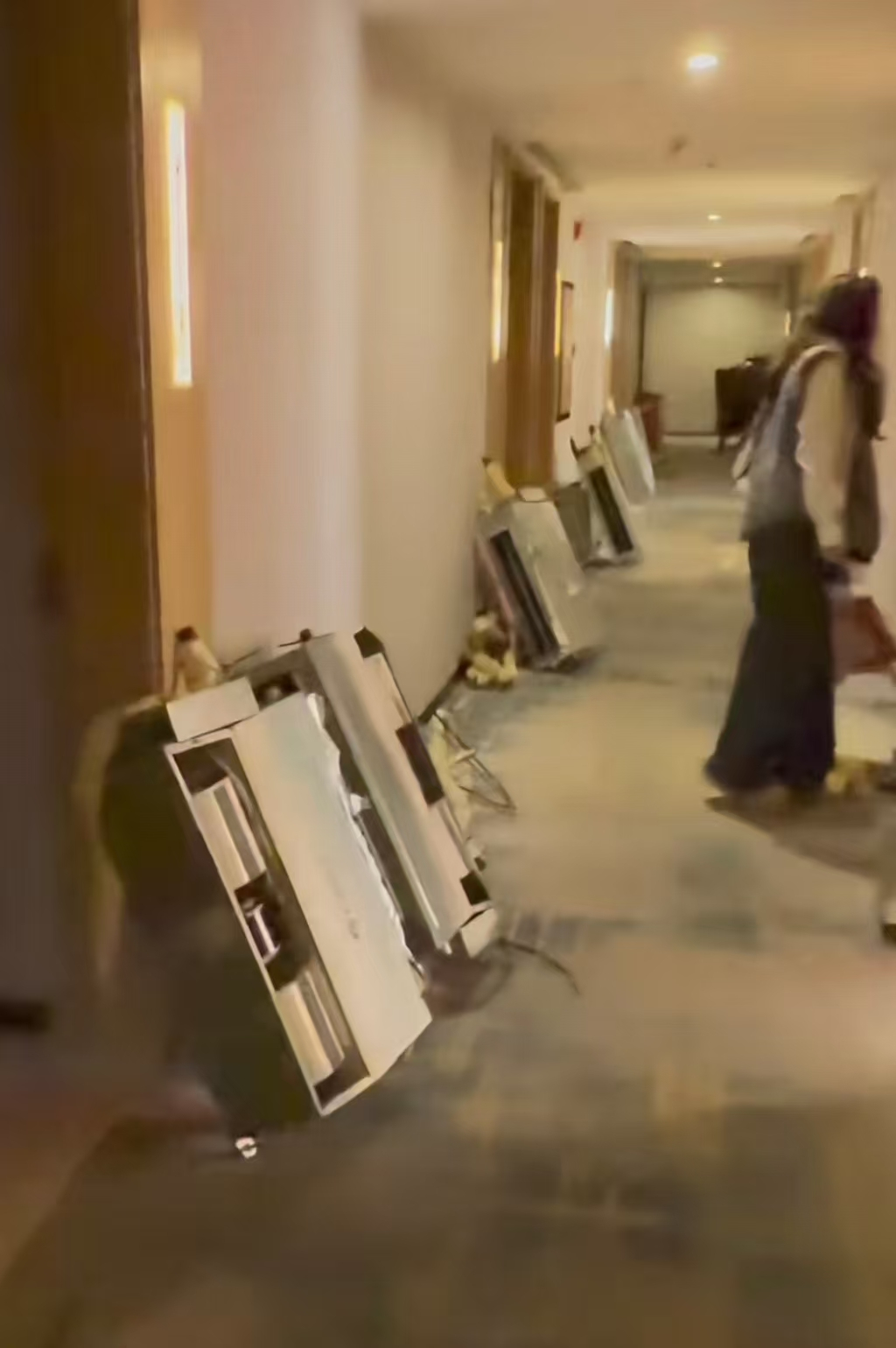 #出门半天回来发现入住酒店被拆迁#【广州一#酒店回应客人入住期间拆迁#：并非临时