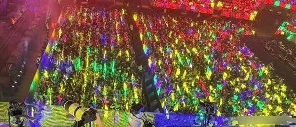 四月的演唱会黄成那样棍丝线下人头top1，接下来的见面我们也要黄海碾压朱志鑫略略