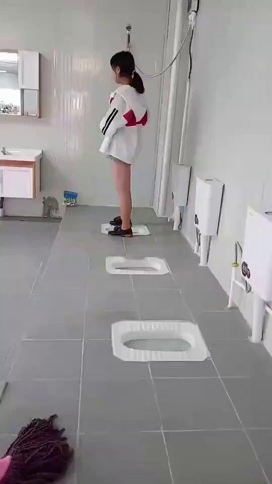 这样的厕所怎么蹲得下去