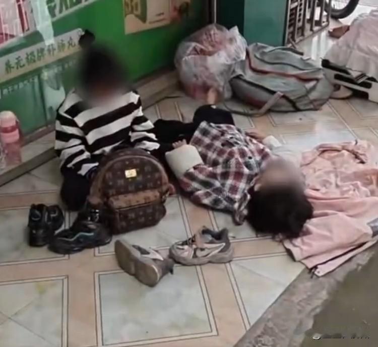 广西母女三人露宿街头，
看新闻报道时，
我注意到了一个细节……
在视频的刚开始，