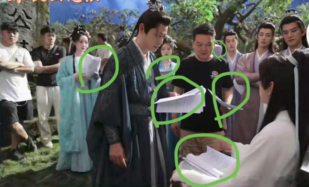 不是爱找剧本吗？爱奇艺官方放出赴山海花絮，来力挺！满屏幕的剧本，霞姐姐快来一起数