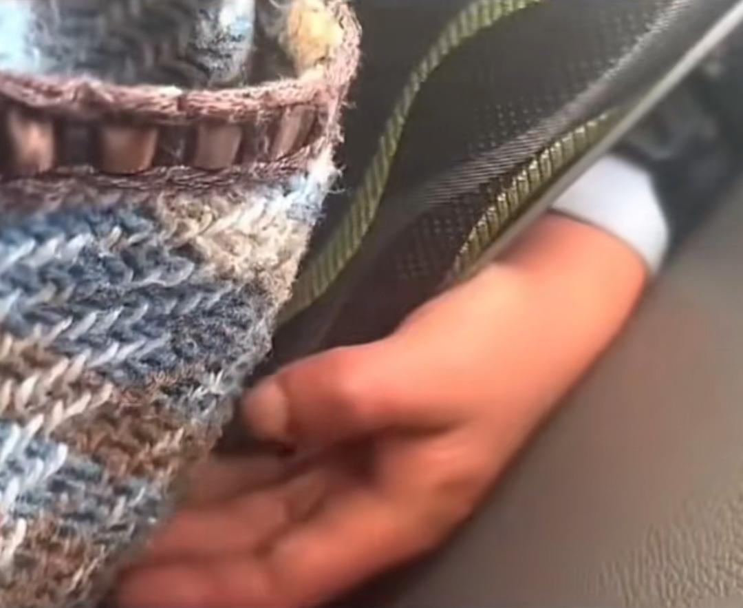 太可恶了，
女孩在公交被一名男子猥亵，
在公交车上争吵全程没人帮忙女孩，
事情发