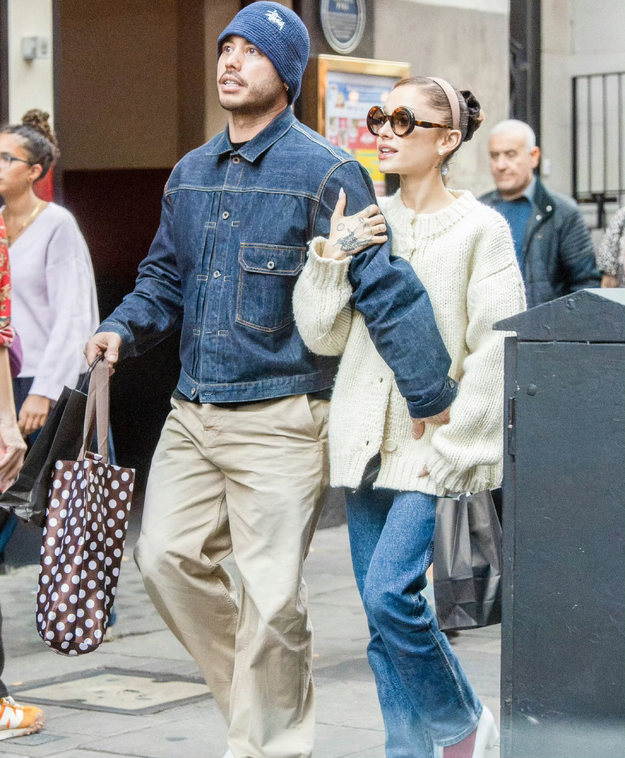 Ariana Grande 与男友 Ricky Alvarez 现身伦敦街头：A