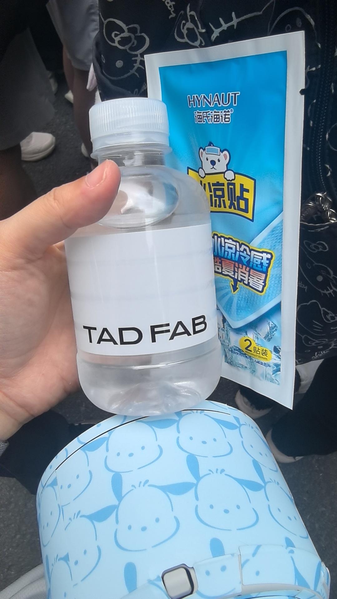 凑热闹来拍这个，居然还给粉丝发水和冰凉贴诶 