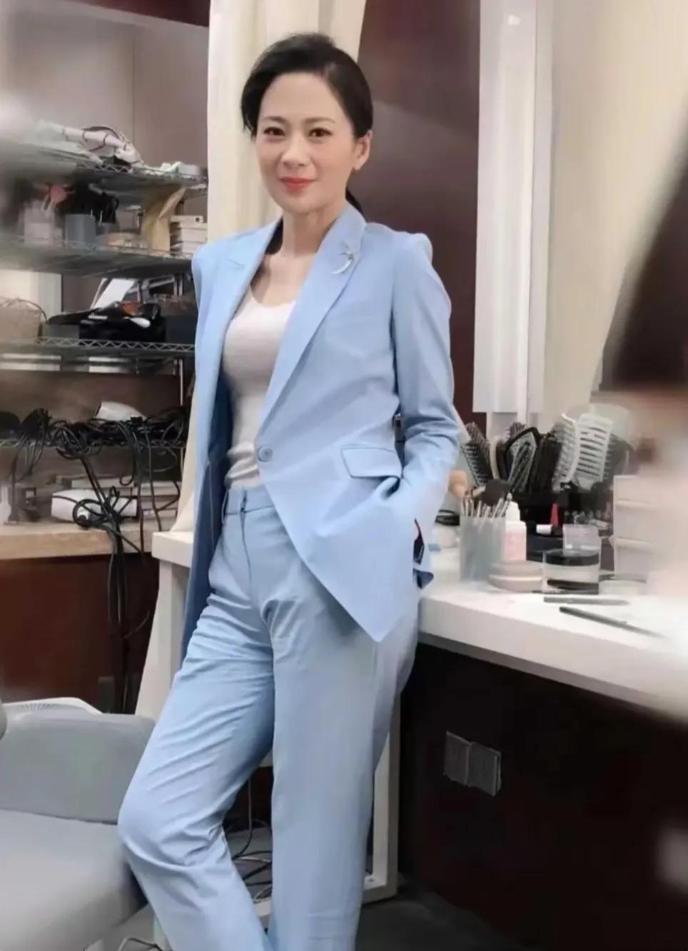 这位美女保养的可真好啊！如今44岁，不仅端庄优雅，还越来越有女人味。她曾和黄西搭