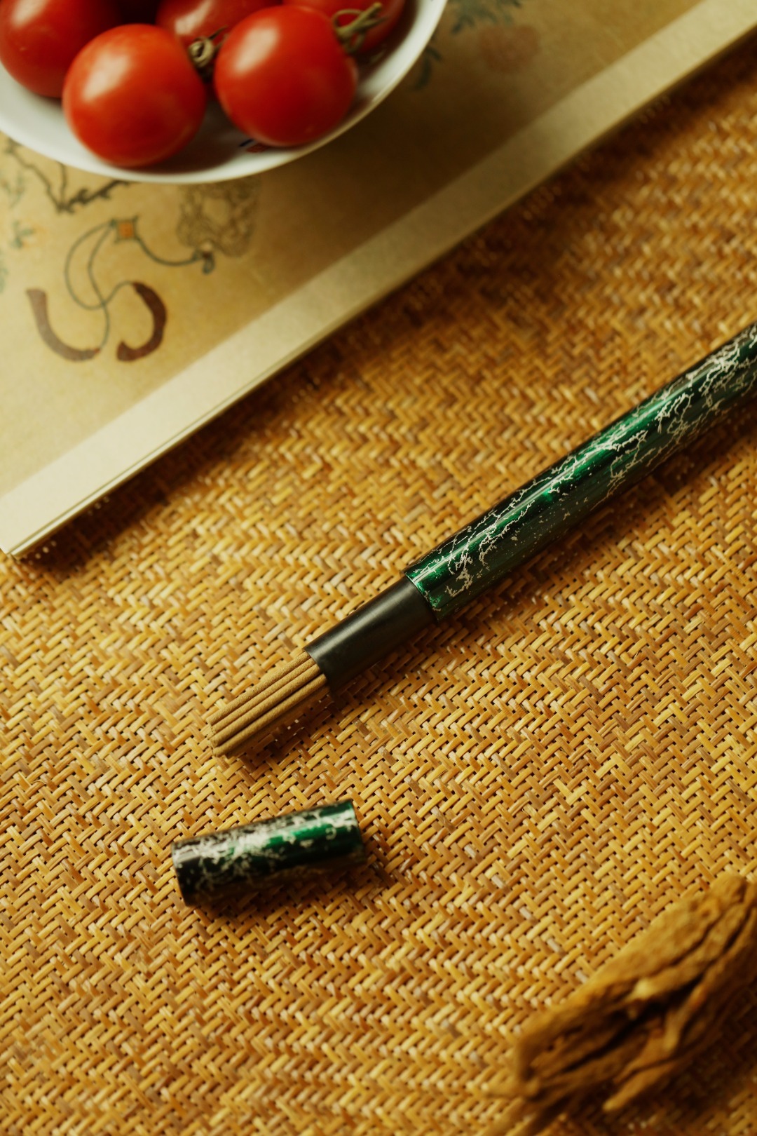 大漆【透明绿】香筒此款香筒器形简约，修饰大漆，底色是贴银箔髹大漆透明绿、循环往复