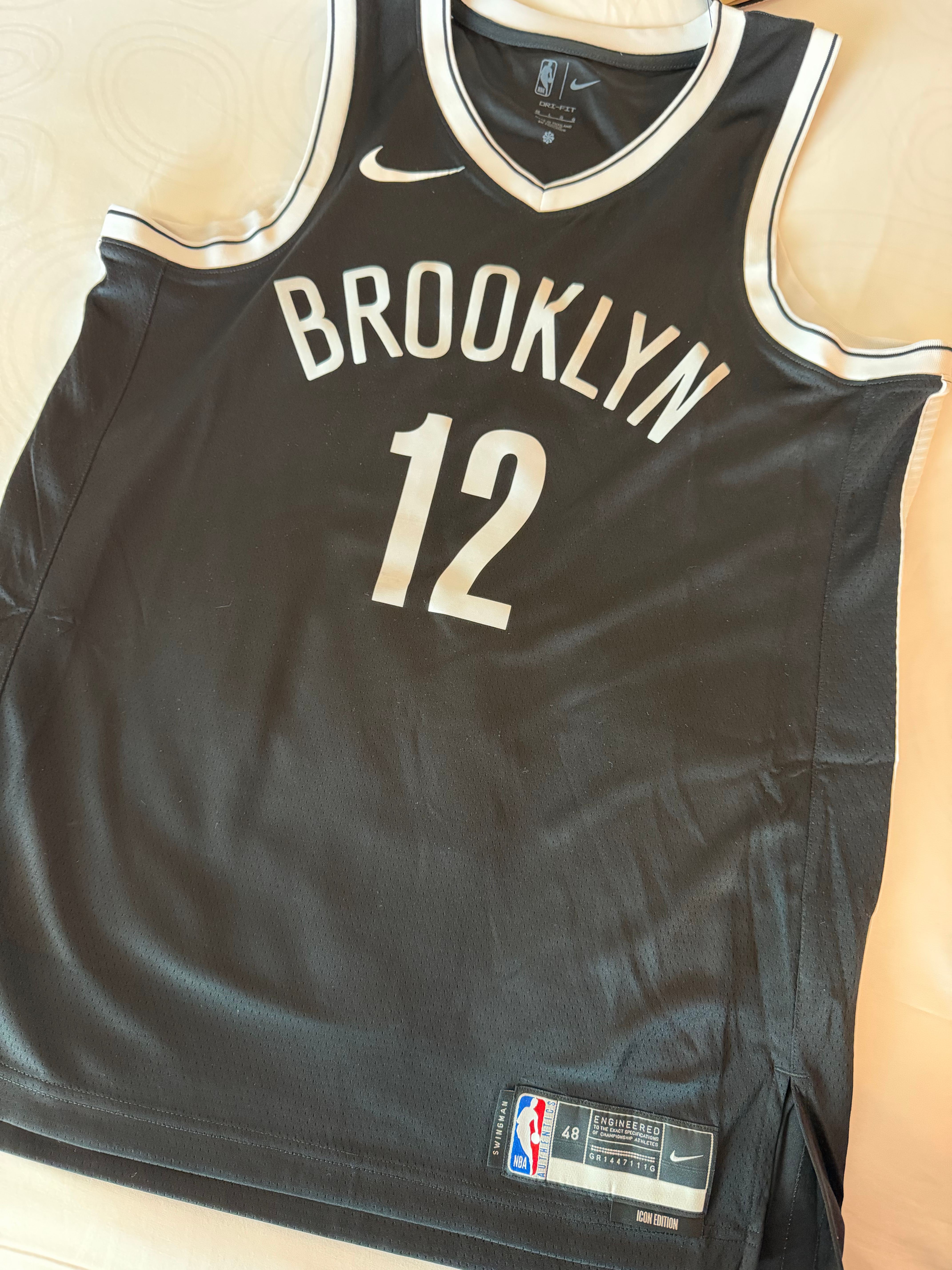 刚仔细看了一下，我买的曾凡博12号球衣就是球迷版的，我又去NBA store扫了