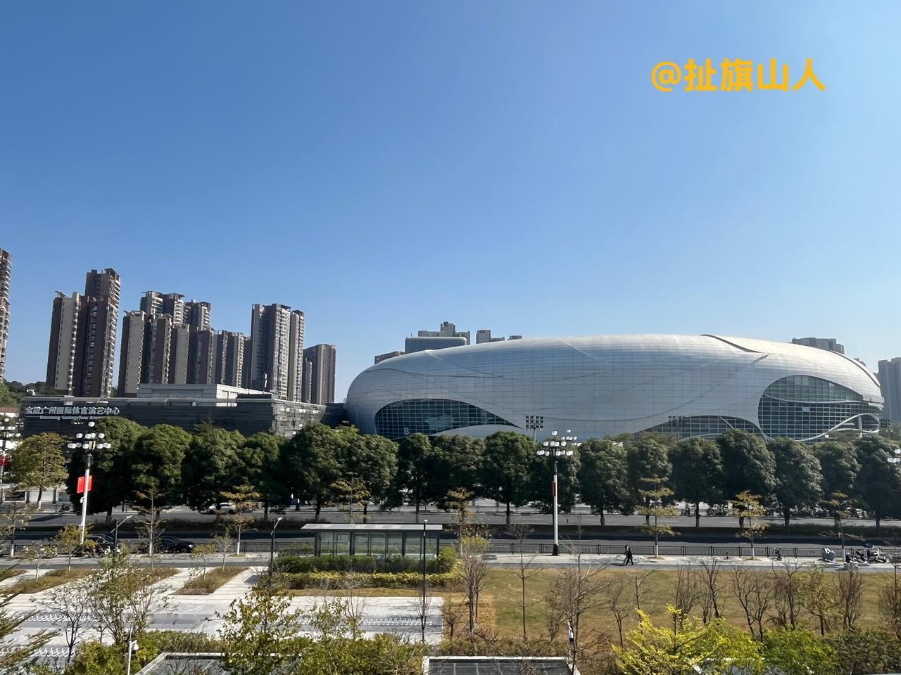 在广州市黄埔区市民广场旁边，有一座“宝能广州国际体育演艺中心”……
2026年2