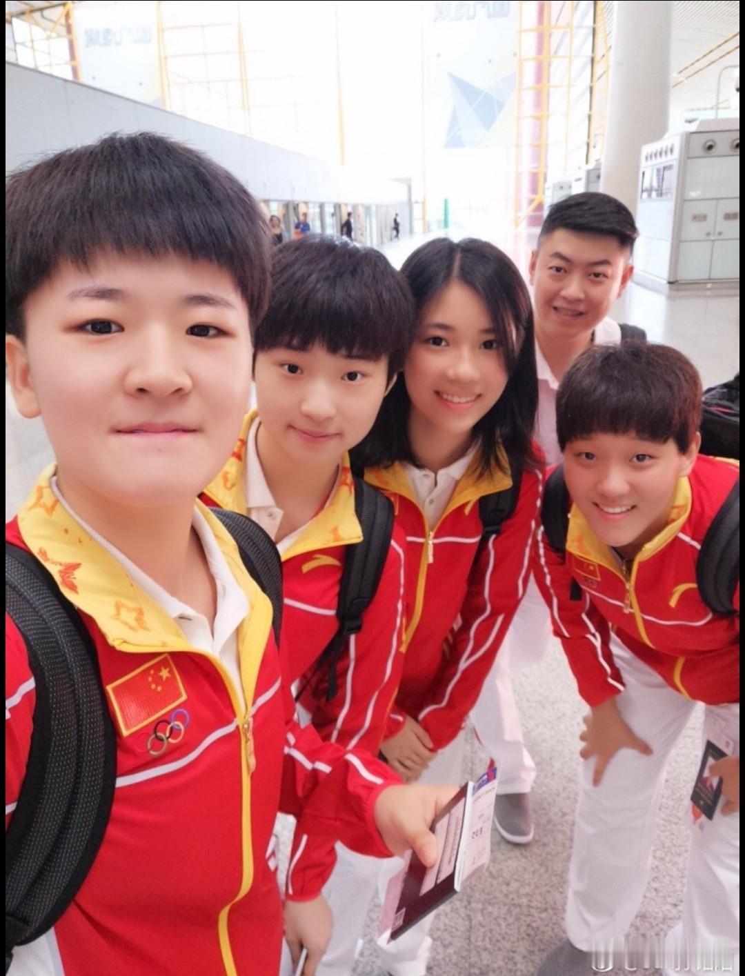 仔细看，就认得出黑发如瀑、笑意粲然的国乒天才少女王添艺，而身边三位小帅哥是谁？看