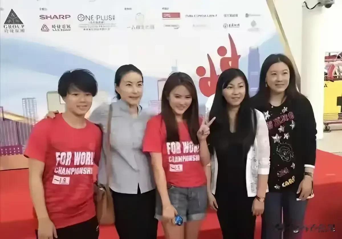 5代奥运冠军少有同框！
周继红，59岁，我国第一个跳水奥运会冠军，现为国家跳水队