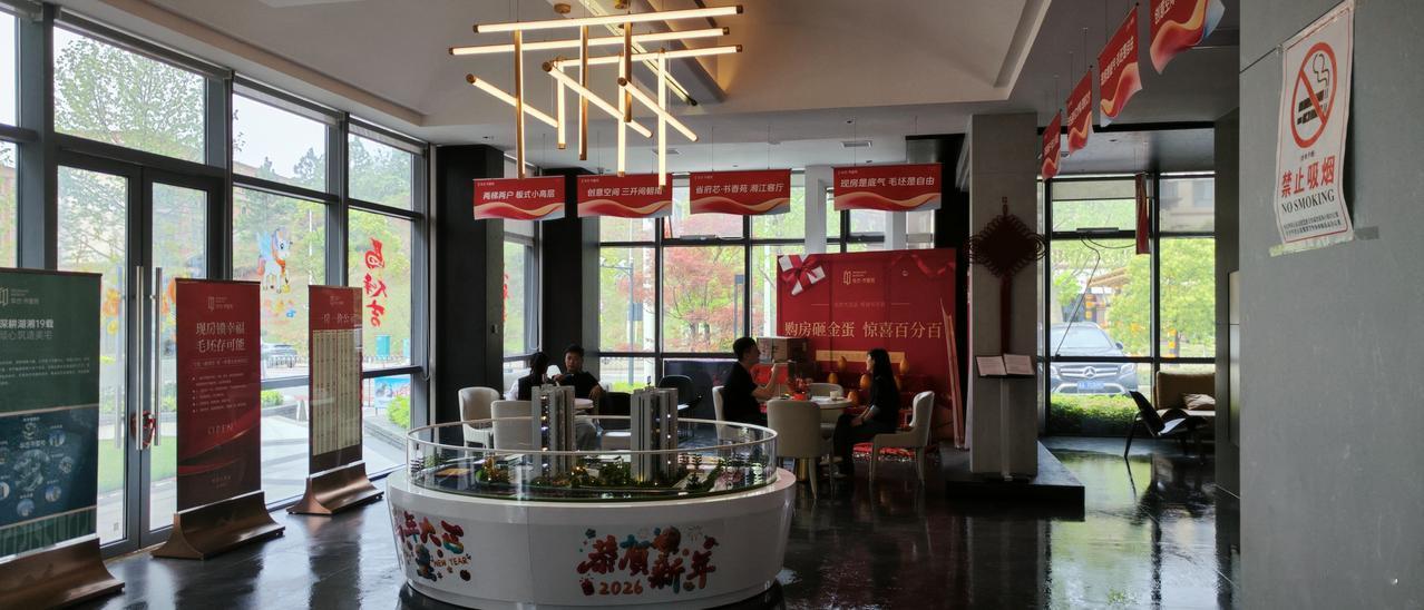 省府芯·书香里，周末人潮见证理想生活

4月的暖阳洒满展厅，华杰书香苑的周末人气