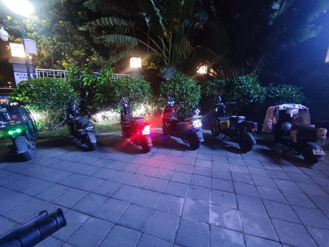 一个门口停的，没有一个符合要求的，不是没牌就是故意遮挡号牌或者故意损毁号牌电动车