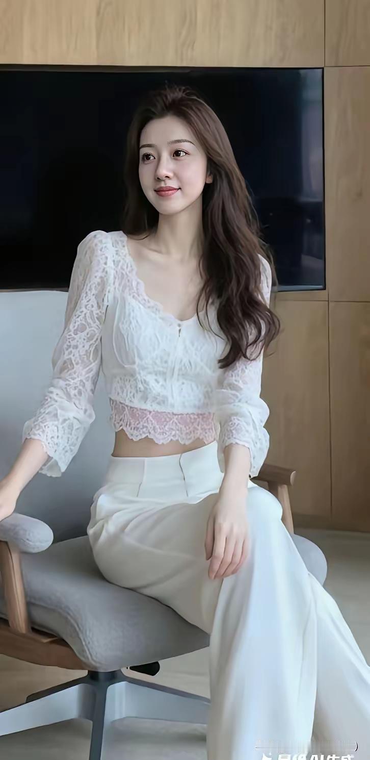 白色穿搭真的太有氛围感了！就像这位穿白色蕾丝上衣搭白色宽筒裤的美女，简直仙到飞起