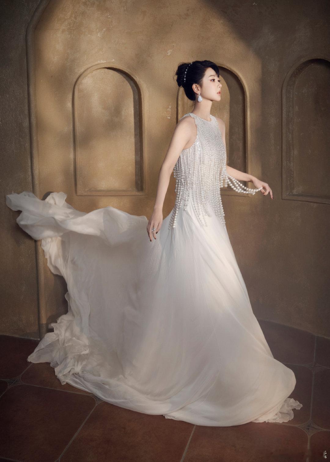 杨紫33岁生日照杨紫33岁庆生照 ​​​杨紫迎难而上，光华内敛，也坚韧从容。新一