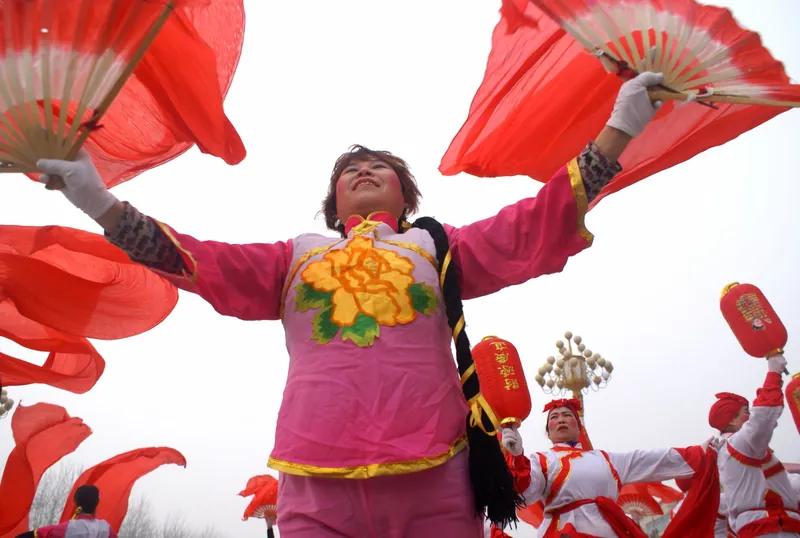 元宵
正月十五闹元宵，
舞龙耍狮放鞭炮。
烟花霓虹不眠夜，
神州山河共热闹。