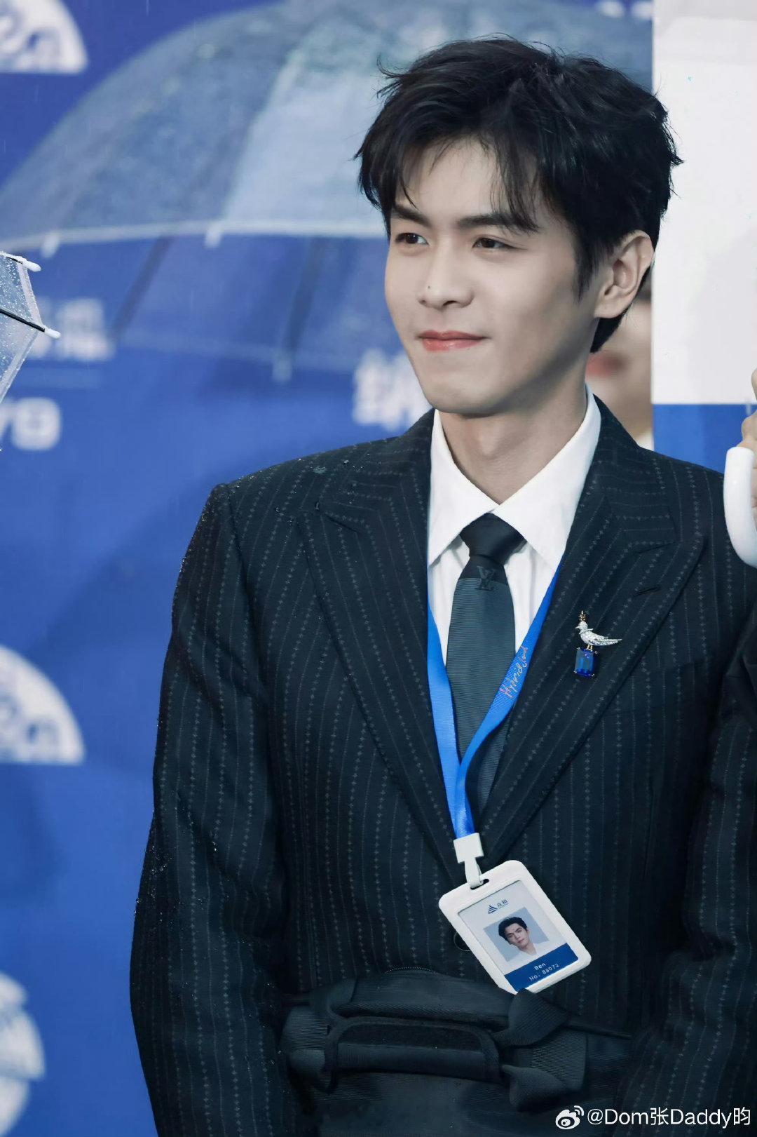 张若昀身边终于有会打伞的同事了张若昀终于等到了会打伞的白客白客给张若昀打伞神仙同