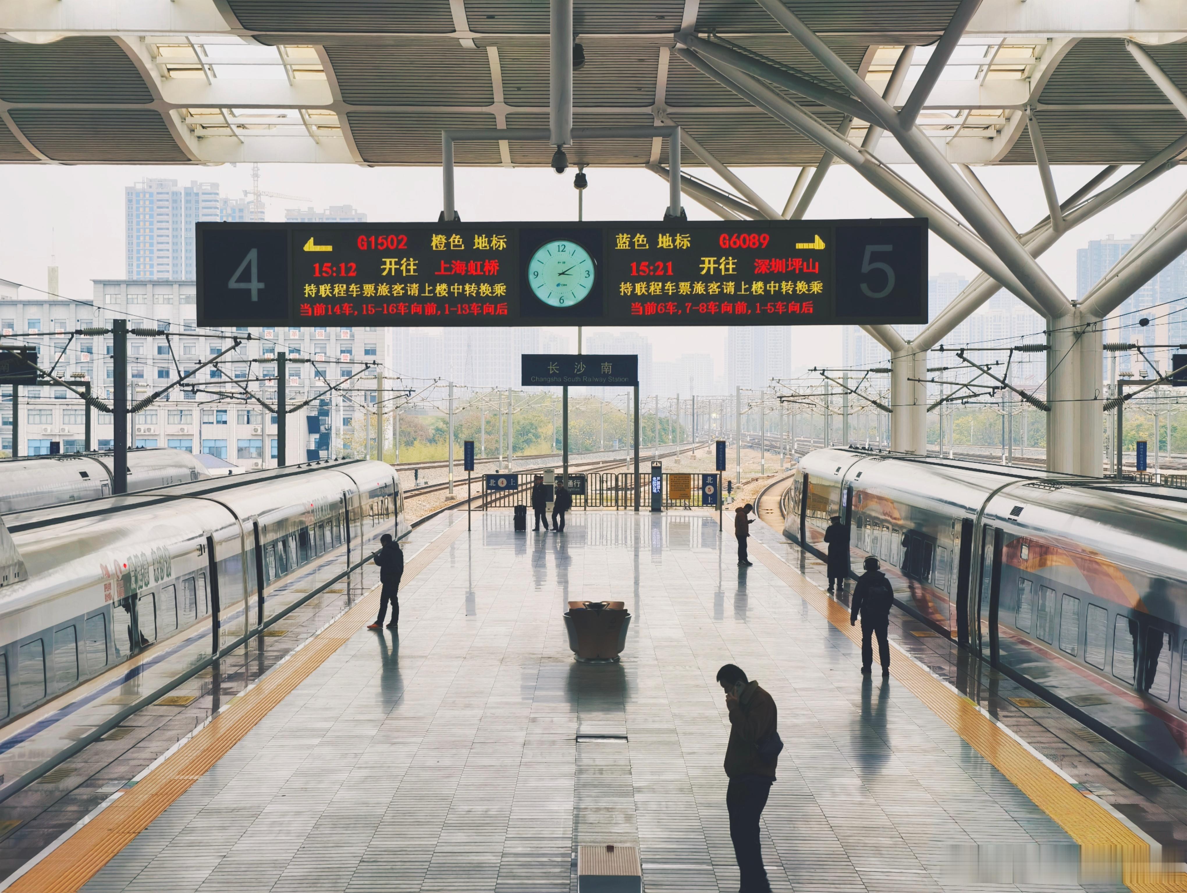 继续打高铁回深圳出差高铁侠又在路上[全力以赴]  