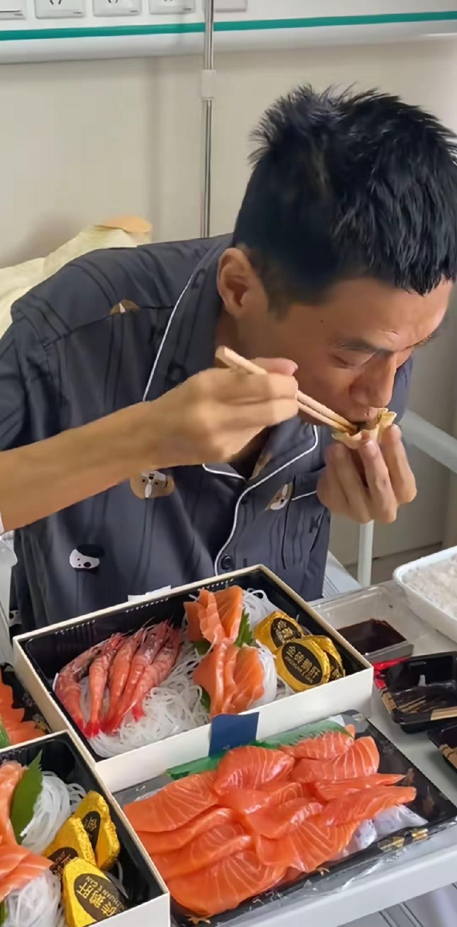 瞬间被这位肝癌晚期大哥活通透的心态戳中了，化疗的折磨已经熬过来，直接点上一桌海鲜