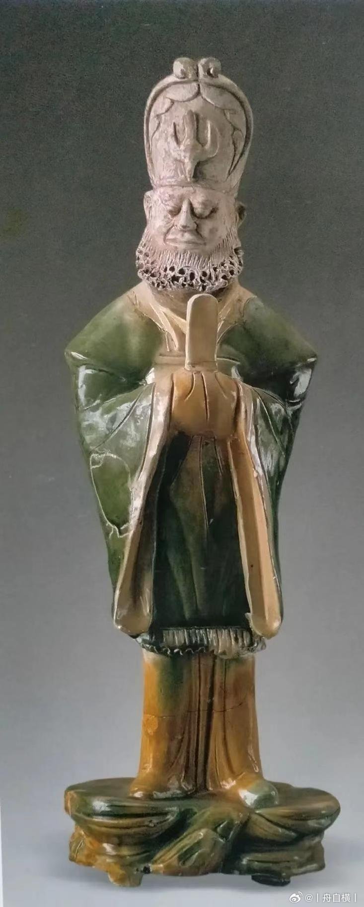 唐朝的胡人高官唐三彩胡人武官俑是唐代陶俑艺术的杰出代表，生动展现了盛唐时期丝绸之