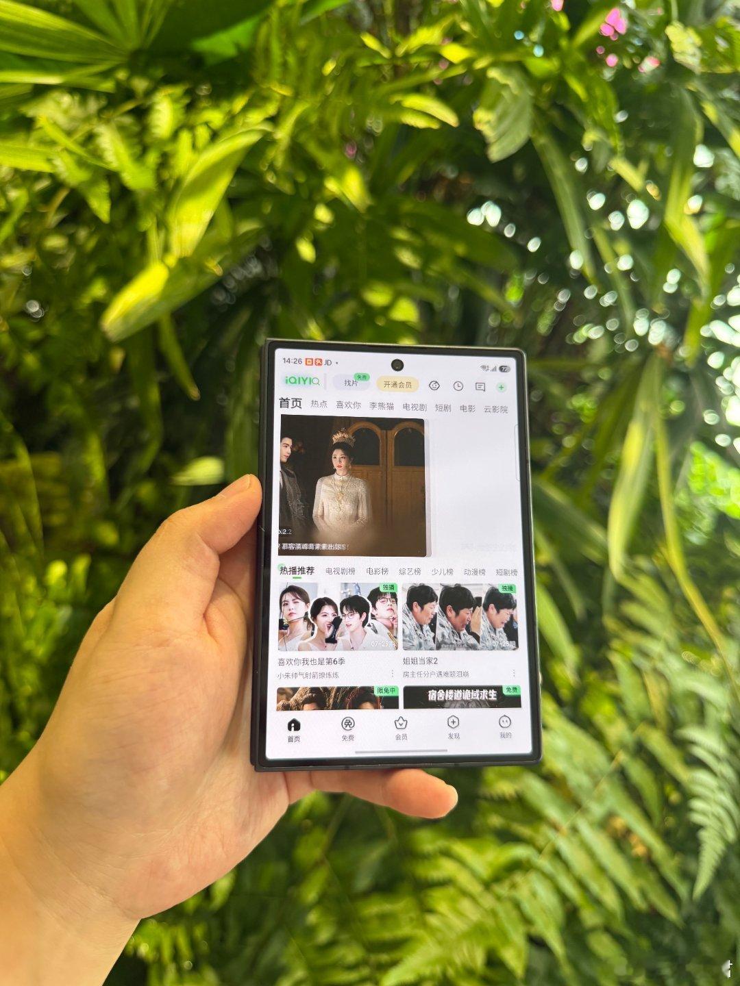属于折叠屏的进化时刻！Fold 8 补齐适配短板，开阔全屏，浏览内容体验焕然一新