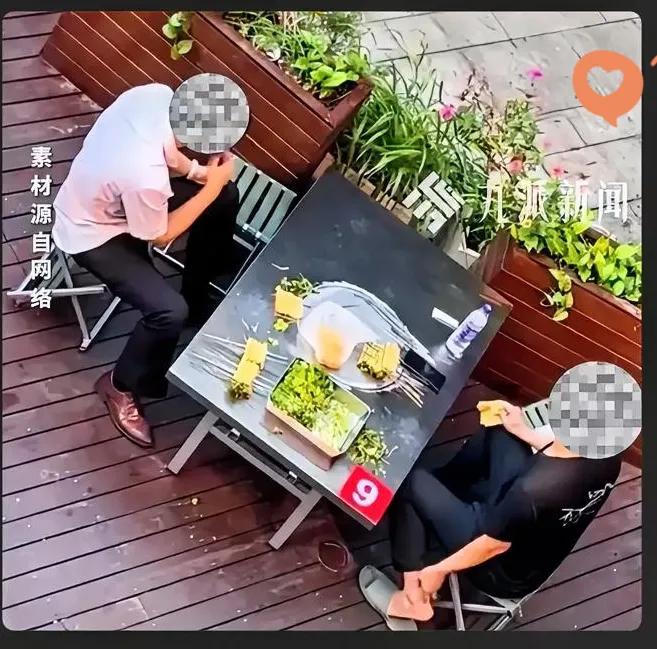 掏耳朵摸脚后卷豆皮？别让“离职甩锅”遮了管理的短板
 
真要被杭州这家烧烤店的操