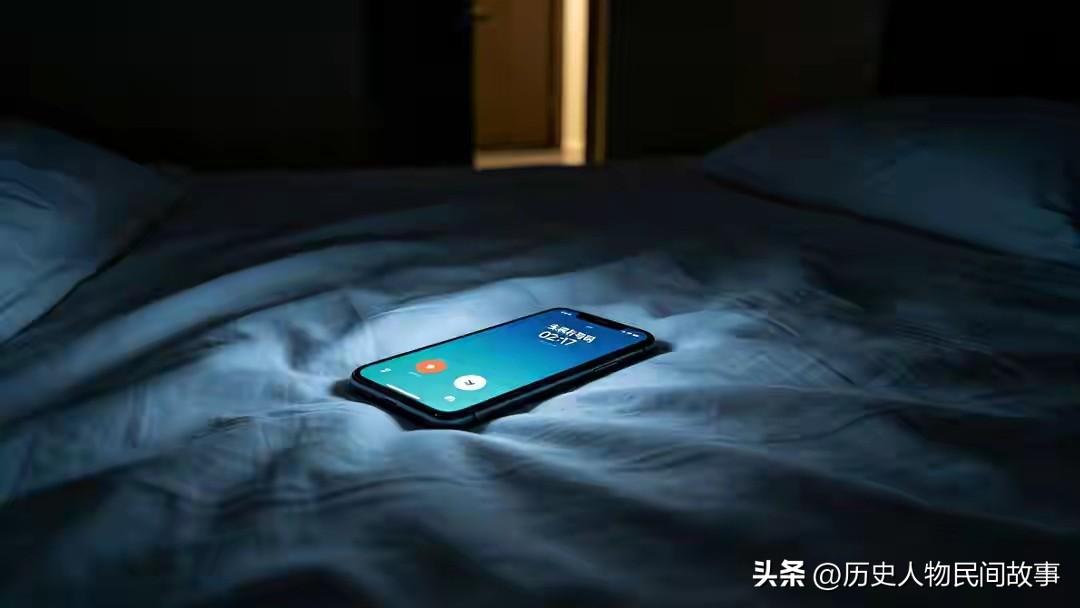 浙江台州，一个再普通不过的深夜。
林女士加完班回家，累得连鞋都没换就瘫在沙发上。