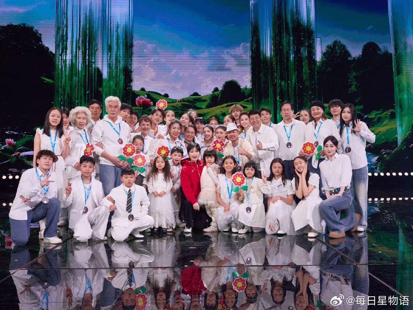 在微博之夜亮相即出神图，这套look在她身上尽显高级魅力，舒适与时尚并存，让人无