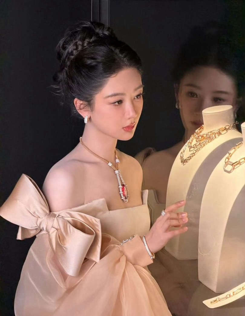 杨紫蝴蝶结泡泡袖高定杨紫这身高定造型直接美到人心底，氛围感瞬间拉满。精致立体的蝴