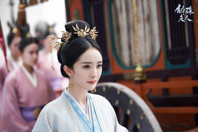 内地娱乐圈竞争激烈，一线女星们片酬水涨船高，有内地媒体披露6位最高片酬女星名单，