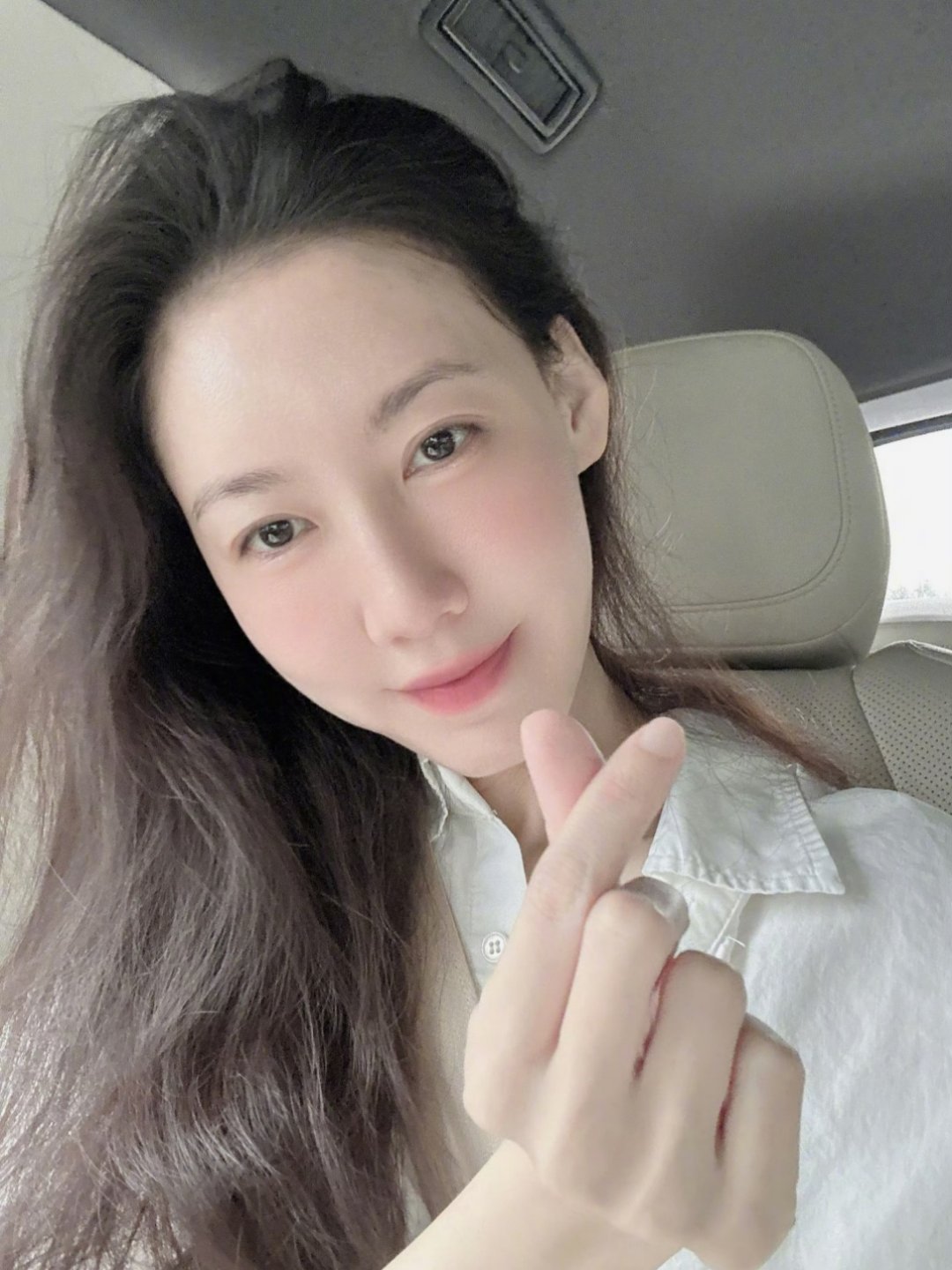 白百何 高露 白百何与高露在电视剧《家的N次方》中有合作，此时白百何曝光高露已婚