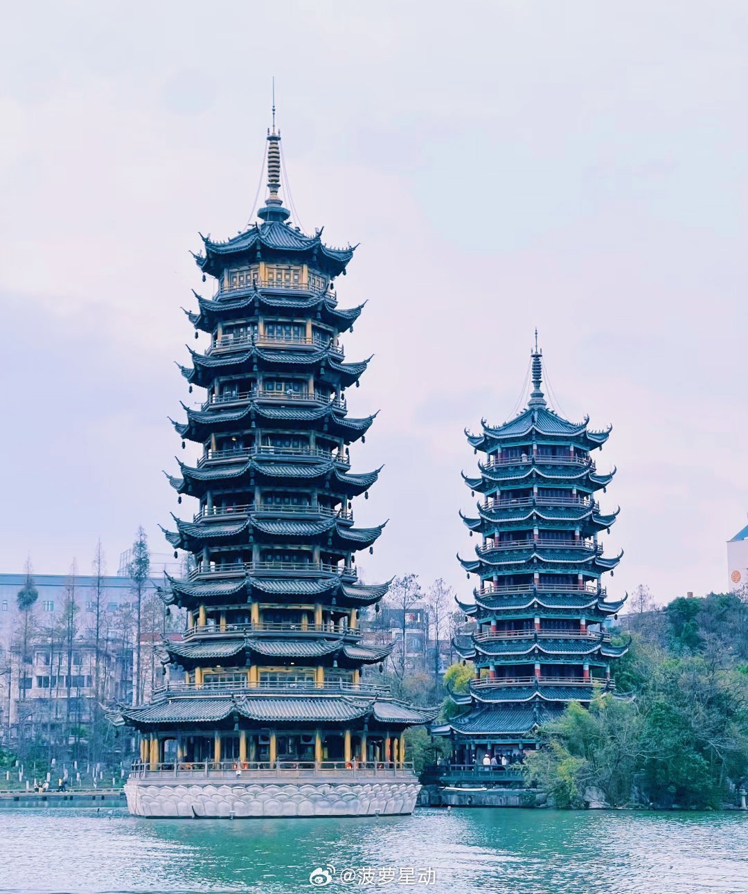 生活手记 终于来桂林日月双塔啦！白天看只是两座安静的塔，一到夜晚亮灯，直接美到失