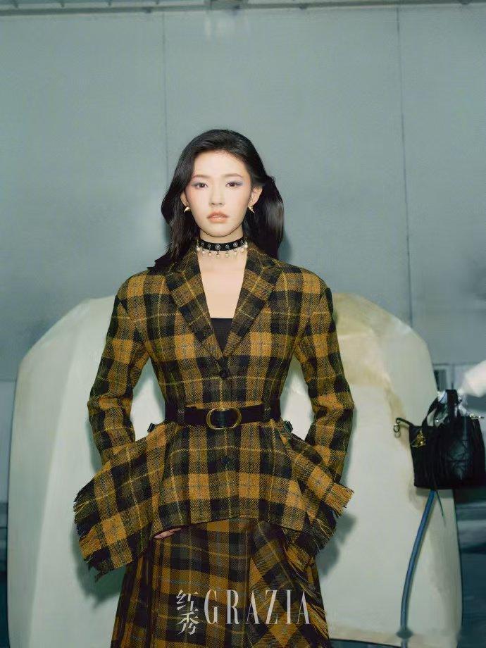 林允 我的野蛮女友  林允的时尚大片，不仅是对潮流的把握，更是对“野蛮女友”这一