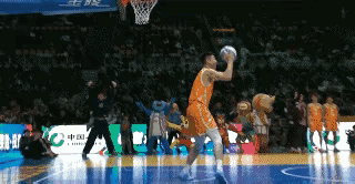 大牙真挺争气，俞泽辰这两个扣篮太精彩了，全明星扣篮太赛预赛，满分头名晋级决赛。