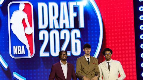 2026年NBA选秀大会正式落下首轮帷幕。华盛顿奇才毫无意外地用状元签选中了来自