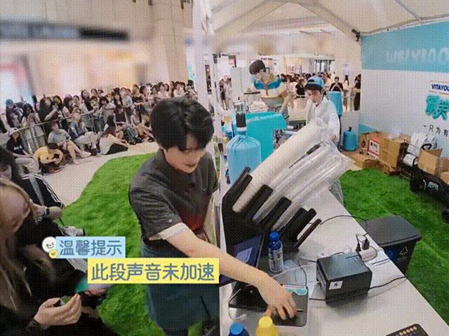 让rapper当收银员的简直是天才 太妙啦！让rapper许珑瀚担任收银员这主意