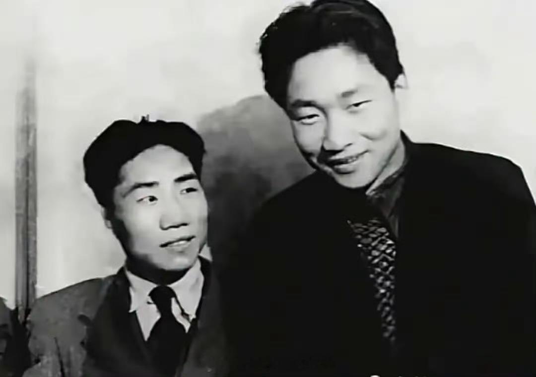 抗美援朝英雄毛岸英同志，生前与他的弟弟毛岸青的合影。照片中岸青对着镜头微笑，哥哥