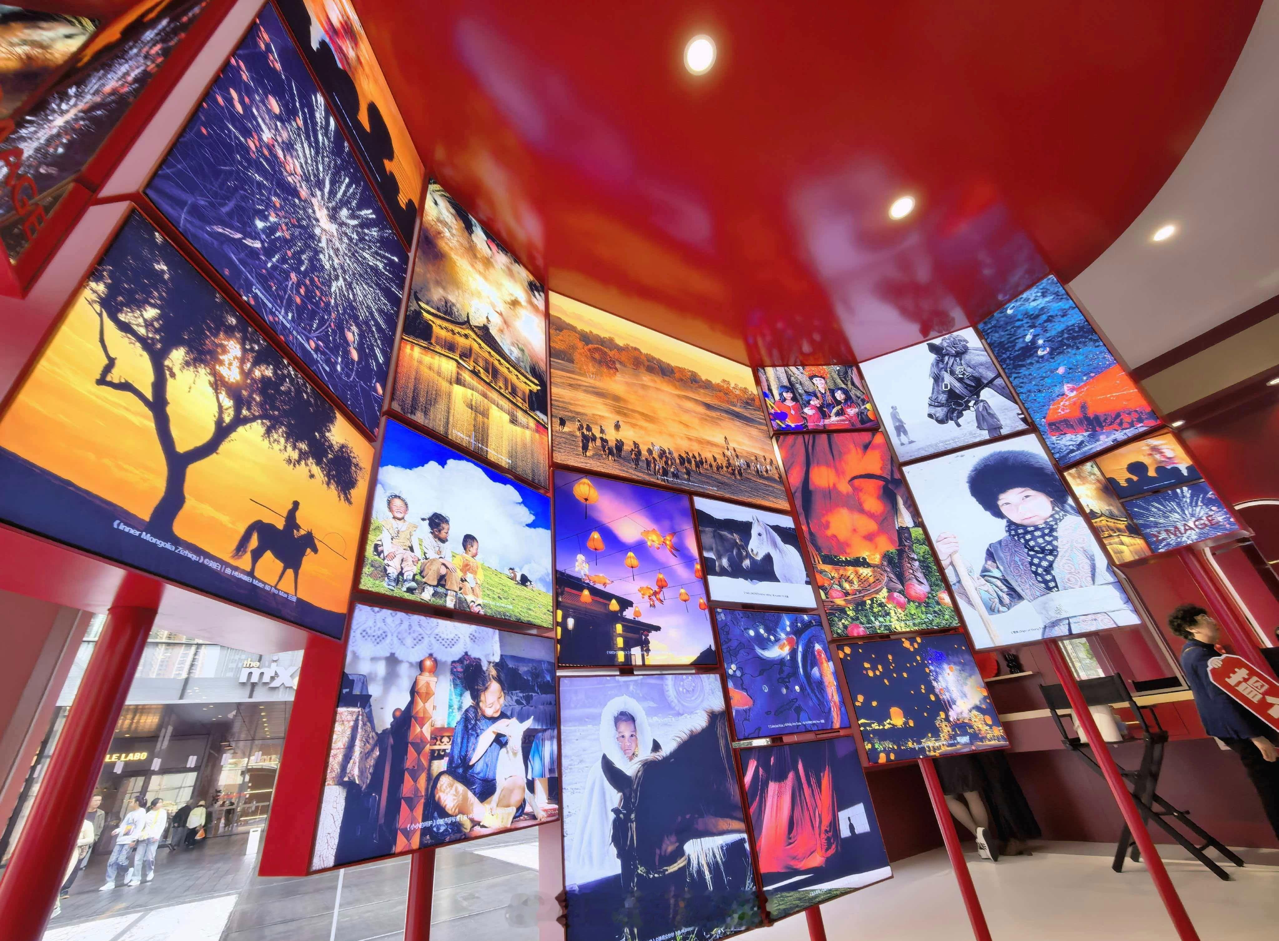 偶遇华为何刚周末给消费者拍全家福 敲敲敲黑板啦！新年写真打卡华为新年照相馆直接搞