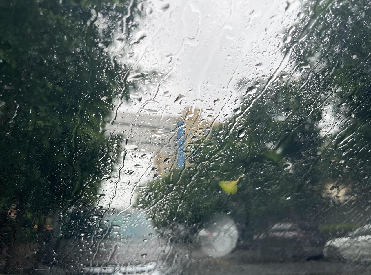 今日暴雨红色预警，官方都建议非必要不出门，我却在外奔波了整整一天，疯狂的大暴雨，