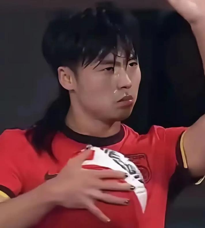美甲长发红牌汪士钦未能入选U22国足名单，其在熊猫杯上的比赛态度和个人形象引起争